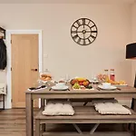 10 Percent Off - 3 Nights - Leeds - Bradford - Free Parking