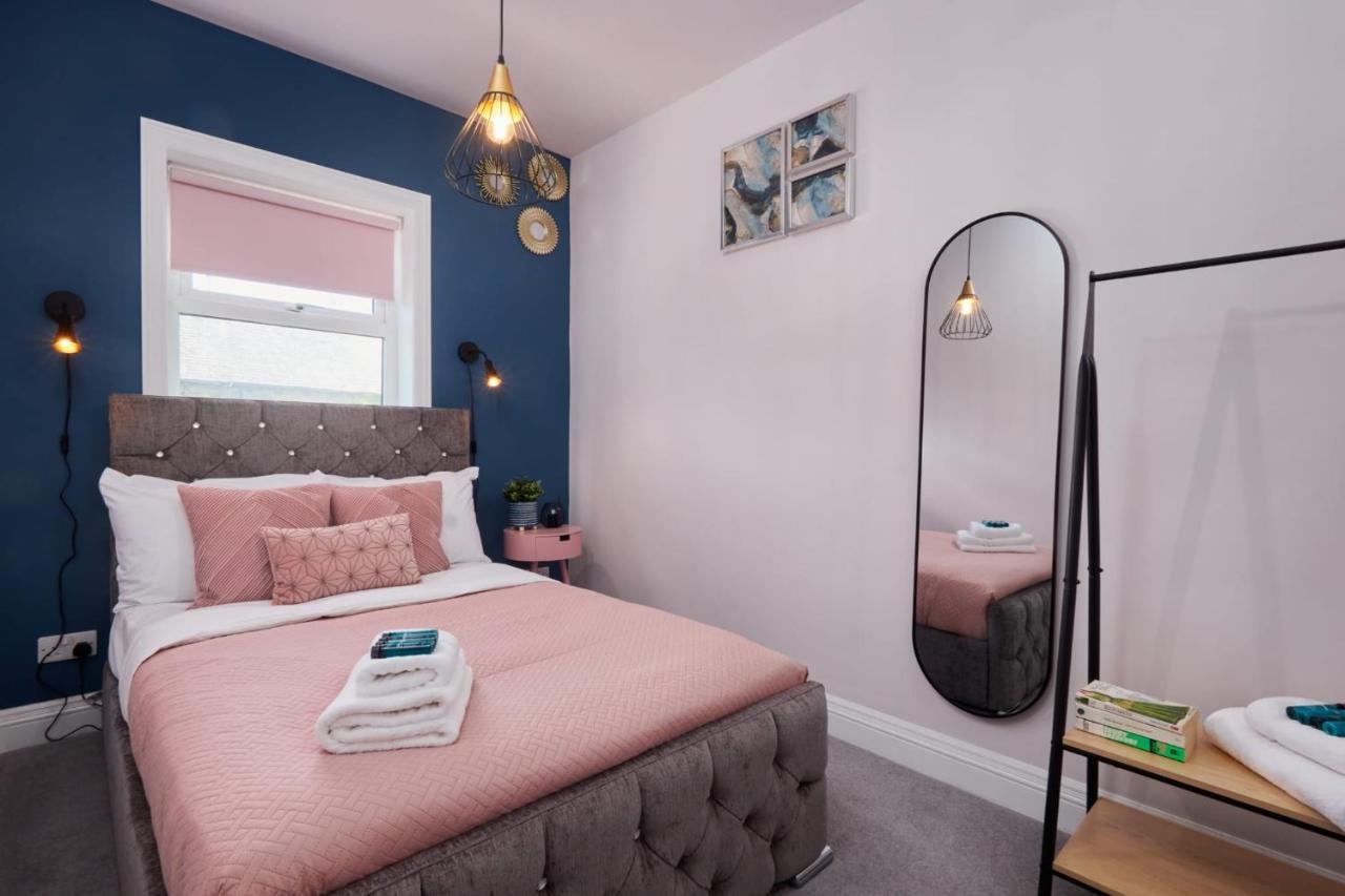 10 Percent Off - 3 Nights - Leeds - Bradford - Free Parking Holiday home *