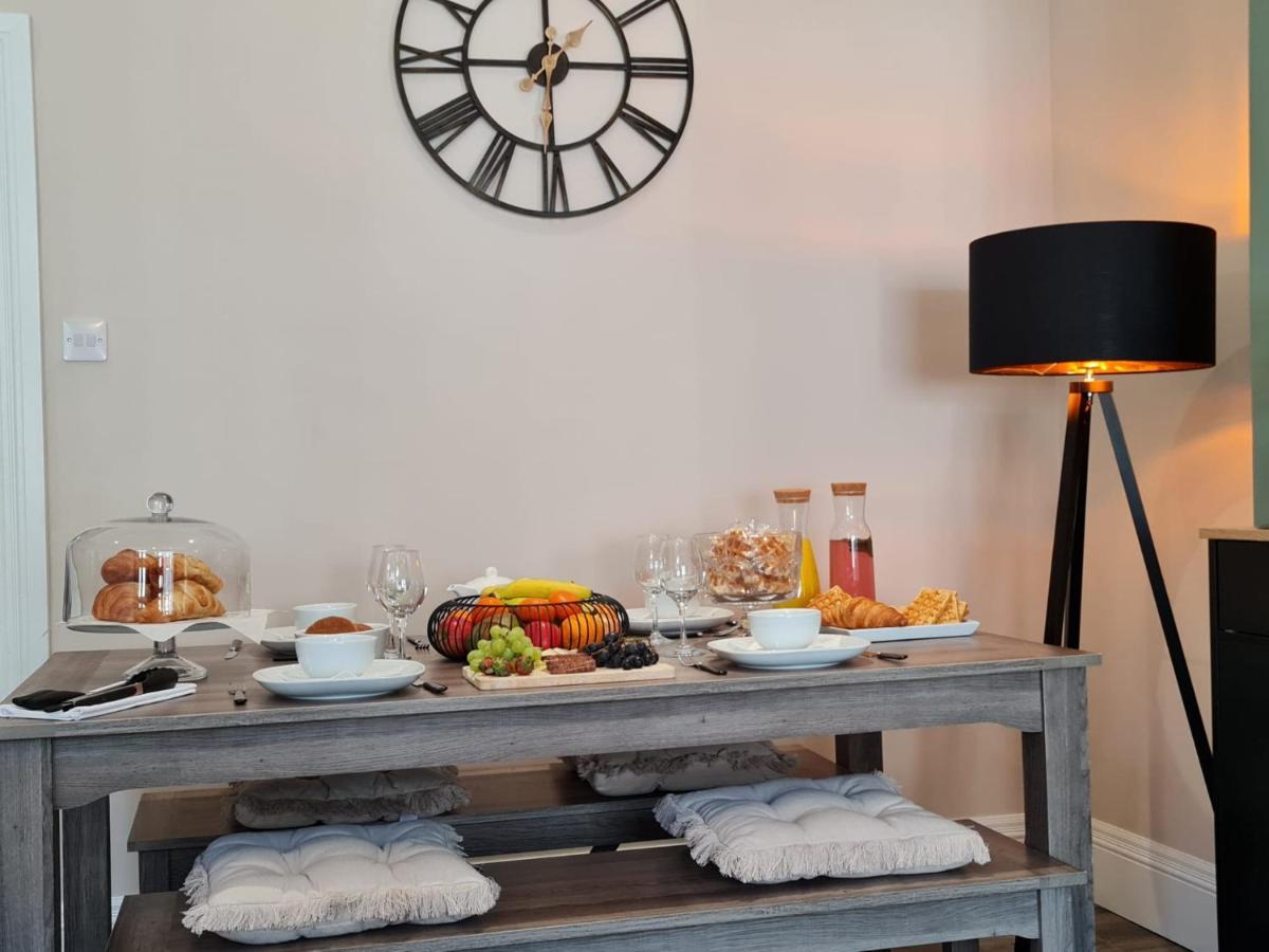10 Percent Off - 3 Nights - Leeds - Bradford - Free Parking Holiday home *