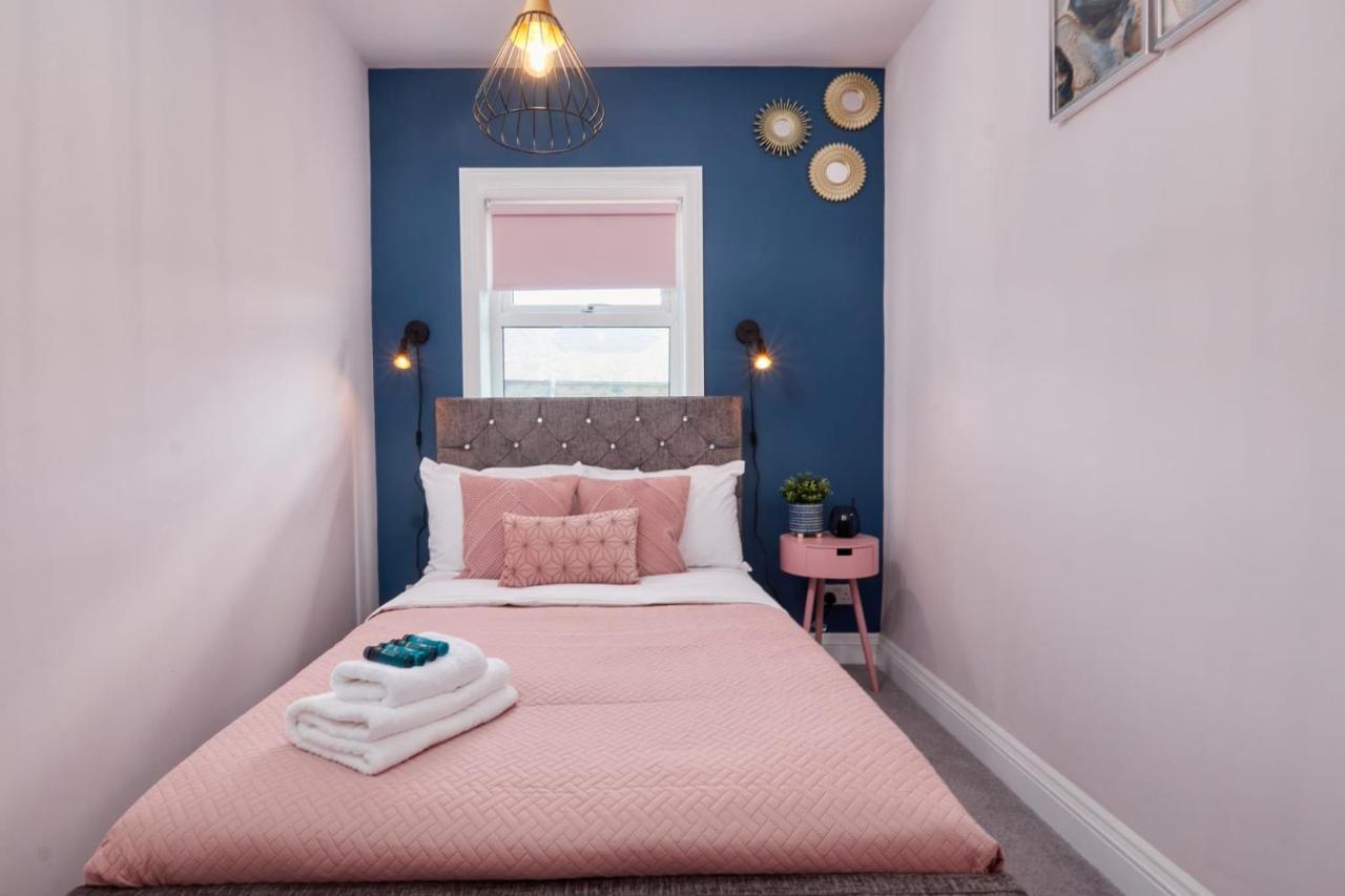 10 Percent Off - 3 Nights - Leeds - Bradford - Free Parking
